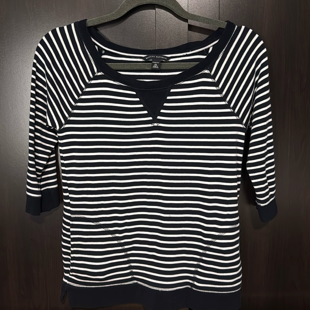 ⭐️Banana Republic Navy & White Striped Top XS⭐️3/$25